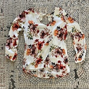 Staccato sz S floral blouse with back lace cutout